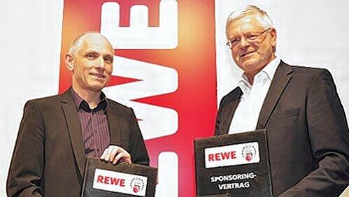 Vertrag um drei Jahre verlängert: Rewes Regionalleiter Süd Norbert Burkard (r.) mit Bambergs Manager Wolfgang Heyder. Vertrag um drei Jahre verlängert: Rewes Regionalleiter Süd Norbert Burkard (r.) mit Bambergs Manager Wolfgang Heyder.