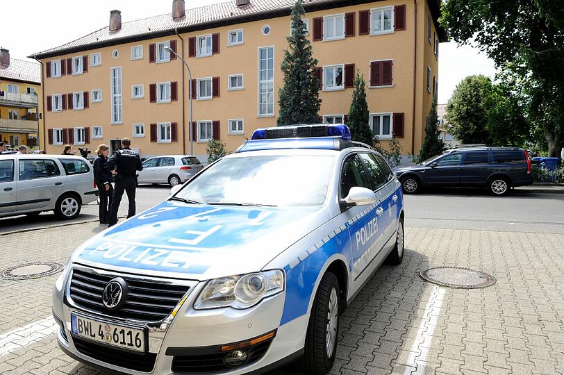 Blutspuren vor einem Mehrfamilienhaus in Lörrach. Nach Polizeiangaben starben bei dem Beziehungsdrama drei Menschen. Eine Frau wurde schwer verletzt. Bei der Bluttat gab es zwei Tatorte.