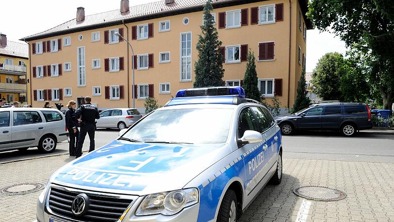Blutspuren vor einem Mehrfamilienhaus in Lörrach. Nach Polizeiangaben starben bei dem Beziehungsdrama drei Menschen. Eine Frau wurde schwer verletzt. Bei der Bluttat gab es zwei Tatorte. Blutspuren vor einem Mehrfamilienhaus in Lörrach. Nach Polizeiangaben starben bei dem Beziehungsdrama drei Menschen. Eine Frau wurde schwer verletzt. Bei der Bluttat gab es zwei Tatorte.
