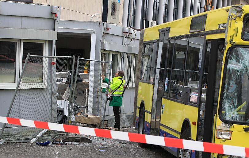 Glücklicherweise befanden sich keine Fahrgäste bei dem Unfall im Linienbus.