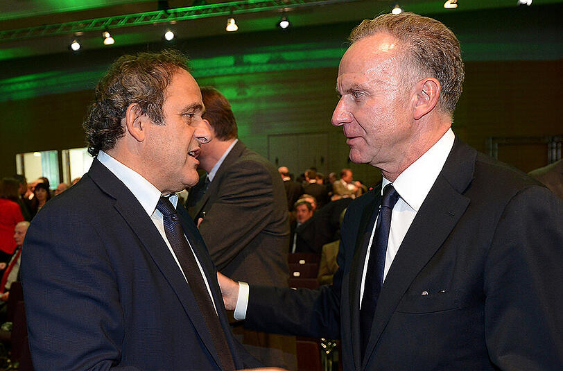 EUFA-Präsident Michel Platini (l) und Bayerns Vorstandsvorsitzender Karl-Heinz Rummenigge (Archivbild)