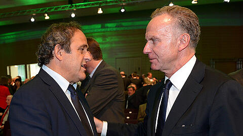 EUFA-Präsident Michel Platini (l) und Bayerns Vorstandsvorsitzender Karl-Heinz Rummenigge (Archivbild)