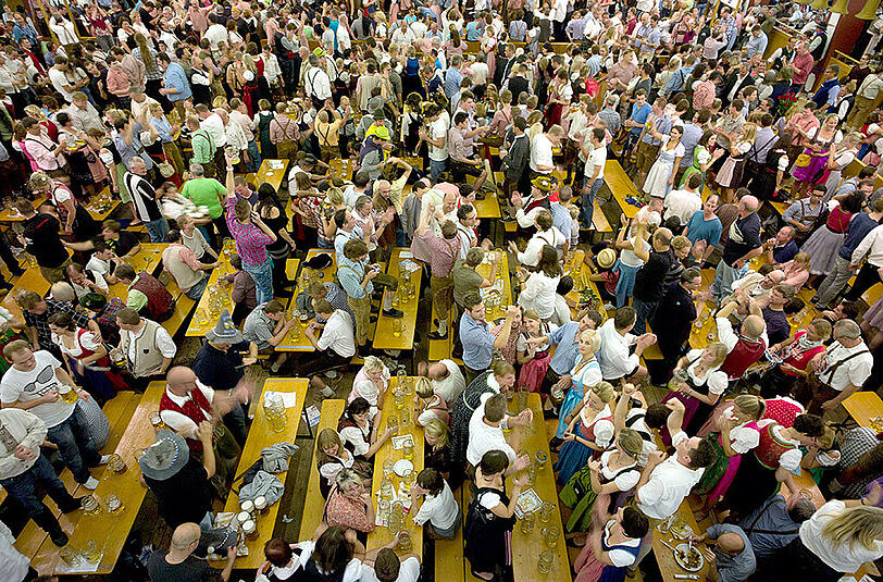Einen Tisch auf der Wiesn reservieren? So gut wie unmöglich! Jetzt hat der Stadtrat einige Änderungen durchgewunken, die vor allem Münchnern in die Karten spielen. (Archivbild)