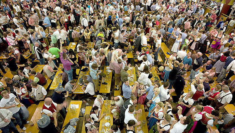 Einen Tisch auf der Wiesn reservieren? So gut wie unmöglich! Jetzt hat der Stadtrat einige Änderungen durchgewunken, die vor allem Münchnern in die Karten spielen. (Archivbild) Einen Tisch auf der Wiesn reservieren? So gut wie unmöglich! Jetzt hat der Stadtrat einige Änderungen durchgewunken, die vor allem Münchnern in die Karten spielen. (Archivbild)