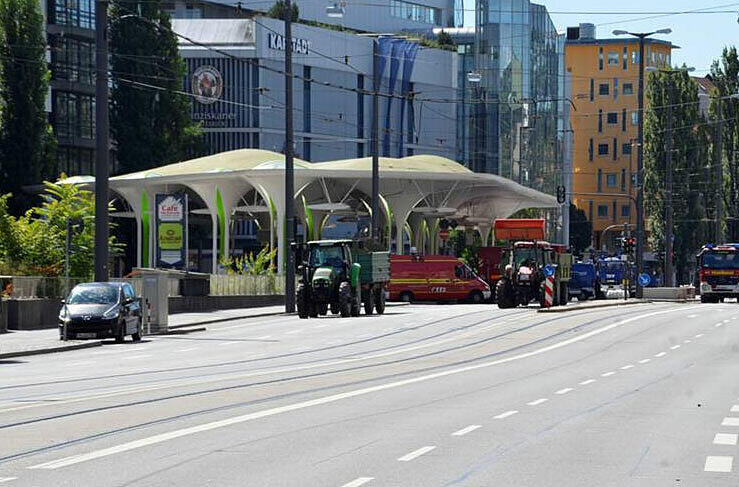 Die Leopoldstraße an der Münchner Freiheit. Die komplette Haltestelle ist gesperrt.