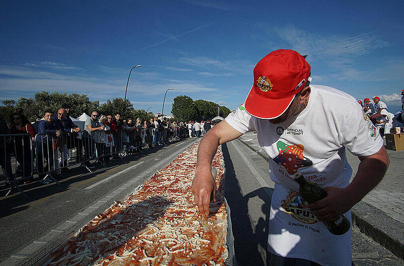 Die längste Pizza der Welt wurde in Neapel gebacken. Sie ist fast zwei Kilometer lang.