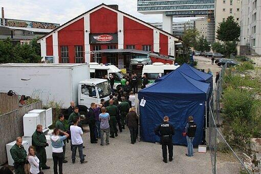 Vor drei Jahren: Im Juni 2011 wird der benachbarte Club "Grinsekatze" auf ähnliche Weise durchsucht. Es gibt 19 Festnahmen.