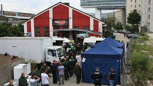 Vor drei Jahren: Im Juni 2011 wird der benachbarte Club "Grinsekatze" auf ähnliche Weise durchsucht. Es gibt 19 Festnahmen. Vor drei Jahren: Im Juni 2011 wird der benachbarte Club "Grinsekatze" auf ähnliche Weise durchsucht. Es gibt 19 Festnahmen.