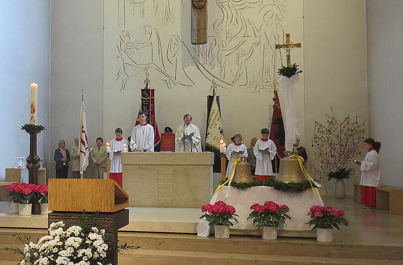 Die beiden neuen Glocken wurden in einem Gottesdienst feierlich geweiht und anschließend in der Kapelle montiert.