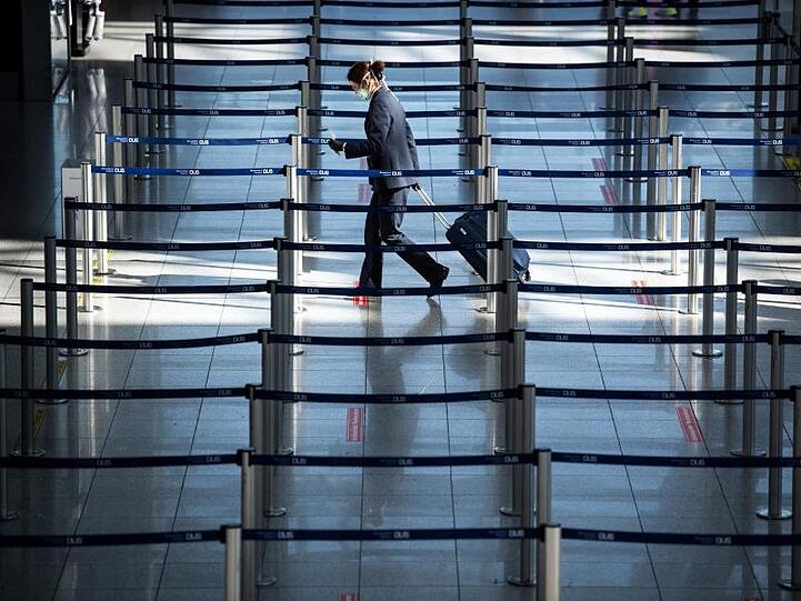 Der fast menschenleere Check-In am Düsseldorfer Flughafen.