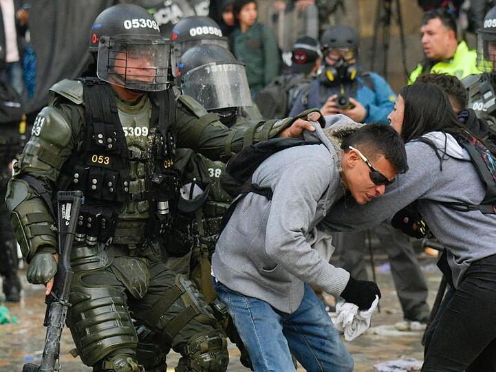 Die Polizei nimmt regierungskritische Demonstranten fest.