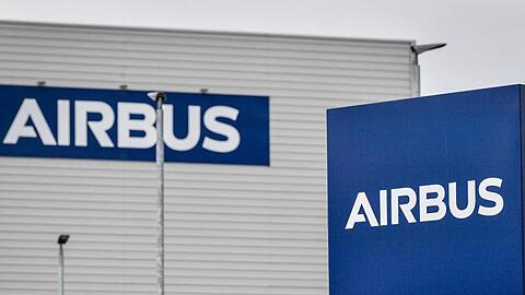 Eine Außenaufnahme einer Airbus-Fabrik.