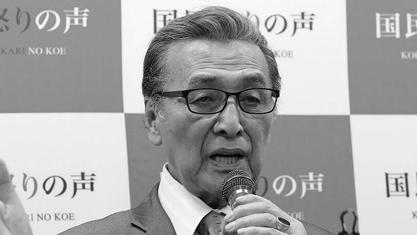 Akira Takarada während einer Pressekonferenz.
