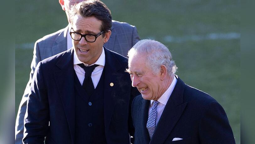 Ryan Reynolds (l.) und König Charles III. hatten offenbar viel Spaß im Wrexham-Stadion.