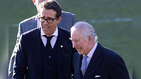 Ryan Reynolds (l.) und König Charles III. hatten offenbar viel Spaß im Wrexham-Stadion.
