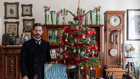 Valerio Bonanno hat ein Weihnachtszimmer um 1900 nachgestellt. Der Baum war damals meist wesentlich kleiner als heute und stand auf dem Tisch.