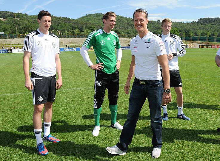 Das Mercedes-Formel-1-Team um Michael Schumacher und Nico Rosberg war im EM-Trainingslager der Nationalmannschaft im französischen Tourettes zu Gast. Lukas Podolski machte dabei eine Spritztour mit dem Rekord-Weltmeister in der neuen A-Klasse des Automobil-Herstellers - sehen Sie hier die besten Bilder.