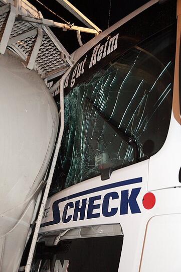 Crash auf dem Autobahnparkplatz an der A8: Ein Sattelzug rammt einen parkenden LWK - der Fahrer muss von der Feuerwehr gerettet werden.