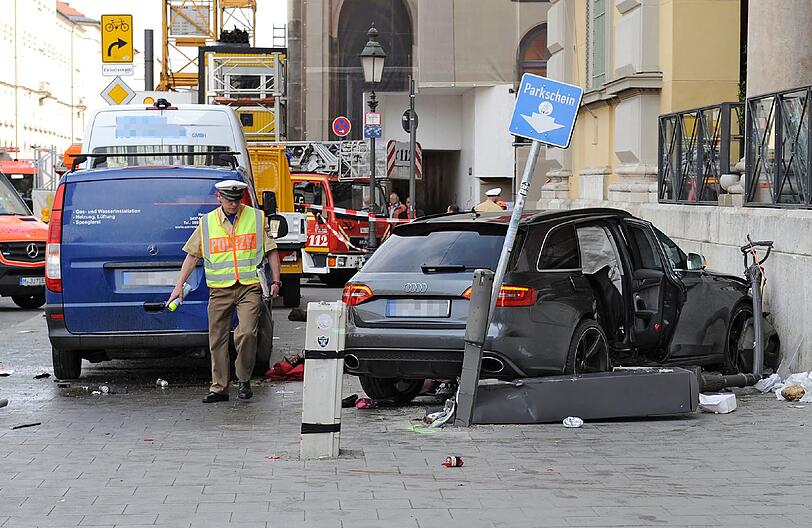 Unfall in der Maximilianstraße vor dem Nationaltheater: Ein Audi knallt in einen BMW und dann in eine Menschenmenge.