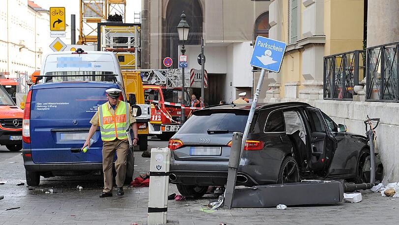 Unfall in der Maximilianstraße vor dem Nationaltheater: Ein Audi knallt in einen BMW und dann in eine Menschenmenge. Unfall in der Maximilianstraße vor dem Nationaltheater: Ein Audi knallt in einen BMW und dann in eine Menschenmenge.