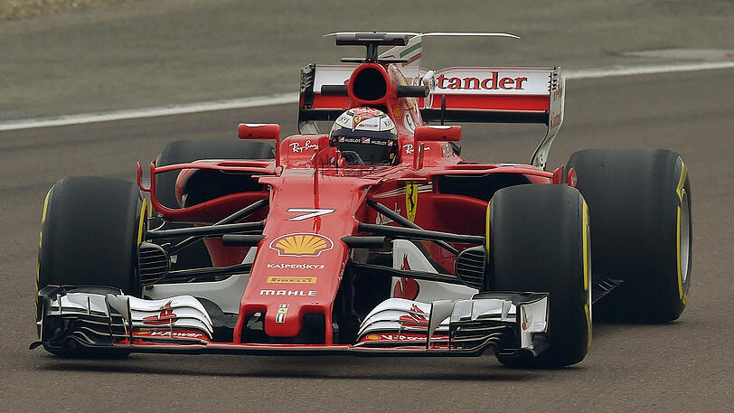 Ferrari ganz mutig: Der im traditionellen Rot gehaltene SF70 H fällt vor allem durch eine große Heckfinne, ein ganz neu geformtes Heck und ungewöhnliche Seiten auf.