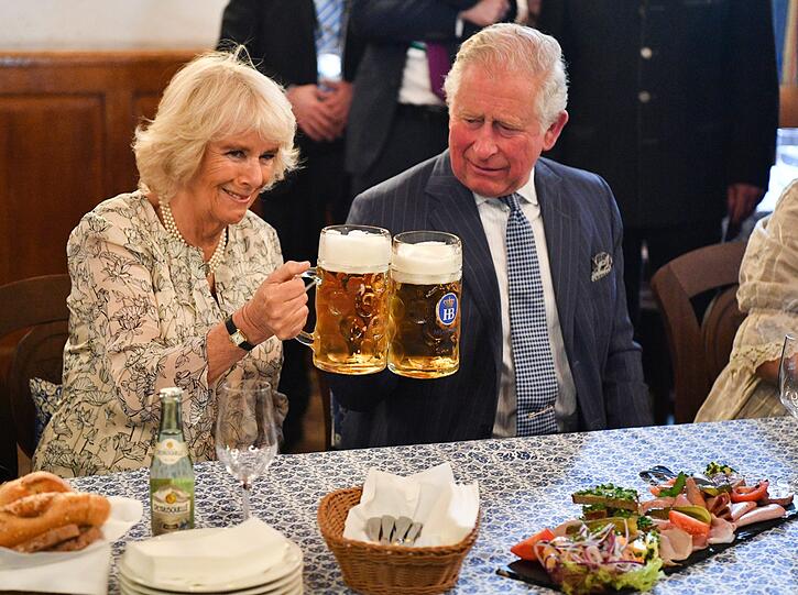 Charles und Camilla besuchten das Hofbräuhaus. Natürlich wurde angestoßen und Charles tanzte sogar.