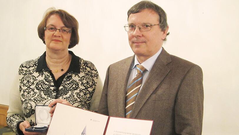 Bürgermeisterin Christine Strobl überreicht Michael Kollatz die Medaille und die Urkunde. Bürgermeisterin Christine Strobl überreicht Michael Kollatz die Medaille und die Urkunde.