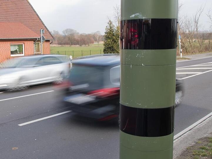 Autos fahren an einem Blitzgerät zur Geschwindigkeitskontrolle vorbei. Wegen eines Formfehlers in der Straßenverkehrsverordnung sind die neuen Regeln von den Bundesländern vorerst außer Vollzug gesetzt worden.