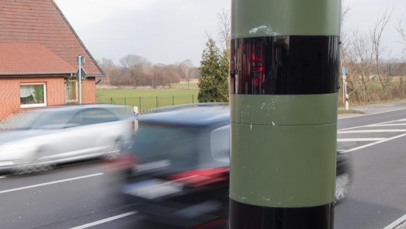Autos fahren an einem Blitzgerät zur Geschwindigkeitskontrolle vorbei. Wegen eines Formfehlers in der Straßenverkehrsverordnung sind die neuen Regeln von den Bundesländern vorerst außer Vollzug gesetzt worden. Autos fahren an einem Blitzgerät zur Geschwindigkeitskontrolle vorbei. Wegen eines Formfehlers in der Straßenverkehrsverordnung sind die neuen Regeln von den Bundesländern vorerst außer Vollzug gesetzt worden.