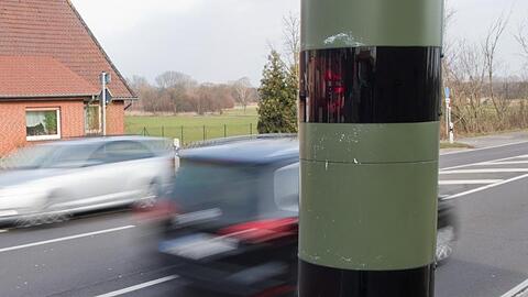 Autos fahren an einem Blitzgerät zur Geschwindigkeitskontrolle vorbei. Wegen eines Formfehlers in der Straßenverkehrsverordnung sind die neuen Regeln von den Bundesländern vorerst außer Vollzug gesetzt worden.