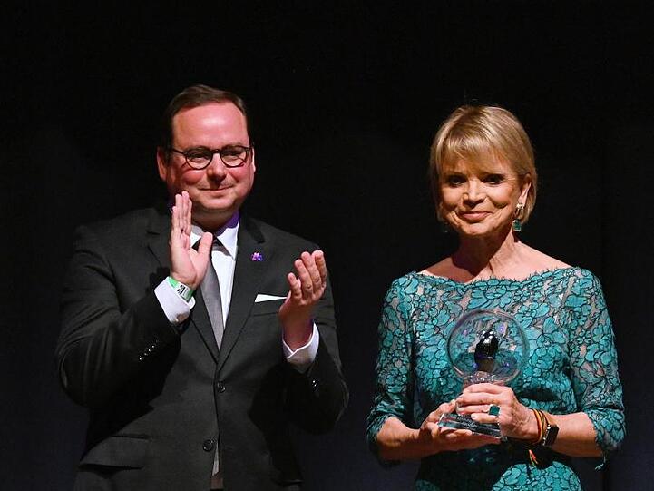 Uschi Glas erhielt von Essens Oberbürgermeister Thomas Kufen den "Steiger Awards" in der Kategorie "Charity".