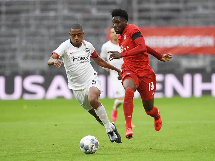 Gelson Fernandes von Frankfurt und Alphonso Davies von Bayern (l-r.) in Aktion. Foto: Andreas Gebert/Reuters-Pool/dpa