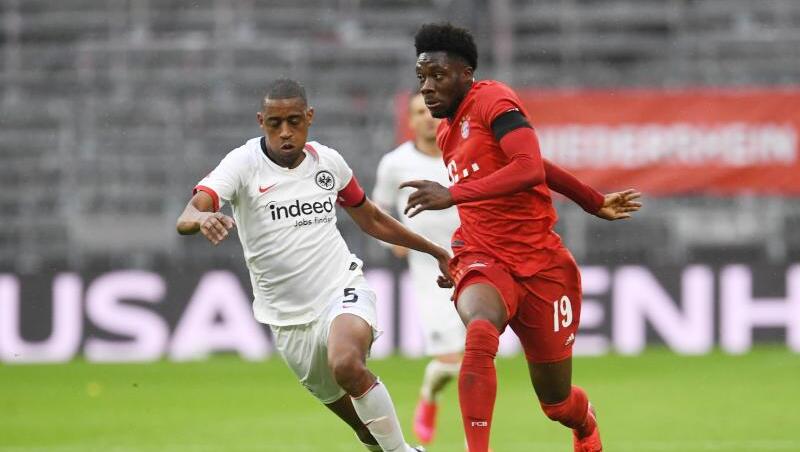 Gelson Fernandes von Frankfurt und Alphonso Davies von Bayern (l-r.) in Aktion. Foto: Andreas Gebert/Reuters-Pool/dpa Gelson Fernandes von Frankfurt und Alphonso Davies von Bayern (l-r.) in Aktion. Foto: Andreas Gebert/Reuters-Pool/dpa