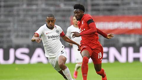 Gelson Fernandes von Frankfurt und Alphonso Davies von Bayern (l-r.) in Aktion. Foto: Andreas Gebert/Reuters-Pool/dpa