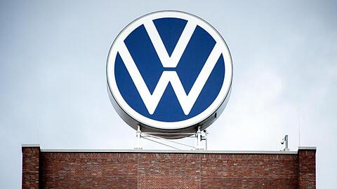 Das Logo steht auf dem Gebäude der Hauptverwaltung der Volkswagen AG.