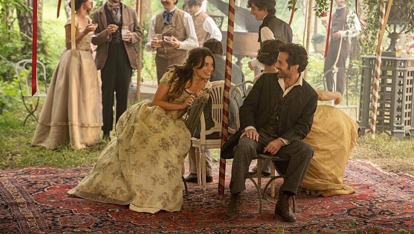 Tochter aus höherem Hause (Emma Mackey) und der junge Ingenieur (Romain Duris).