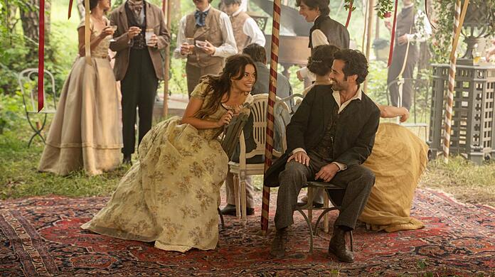 Tochter aus höherem Hause (Emma Mackey) und der junge Ingenieur (Romain Duris).
