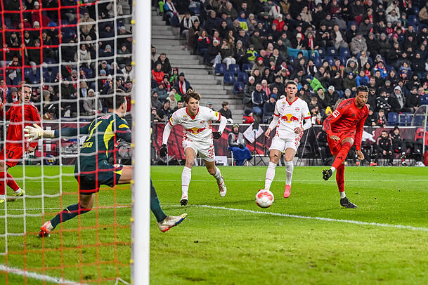 Michael Olise steuerte zum 6:0-Sieg in Salzburg zwei Treffer bei.