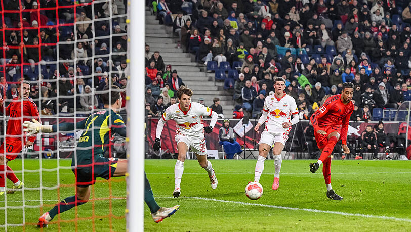 Michael Olise steuerte zum 6:0-Sieg in Salzburg zwei Treffer bei.