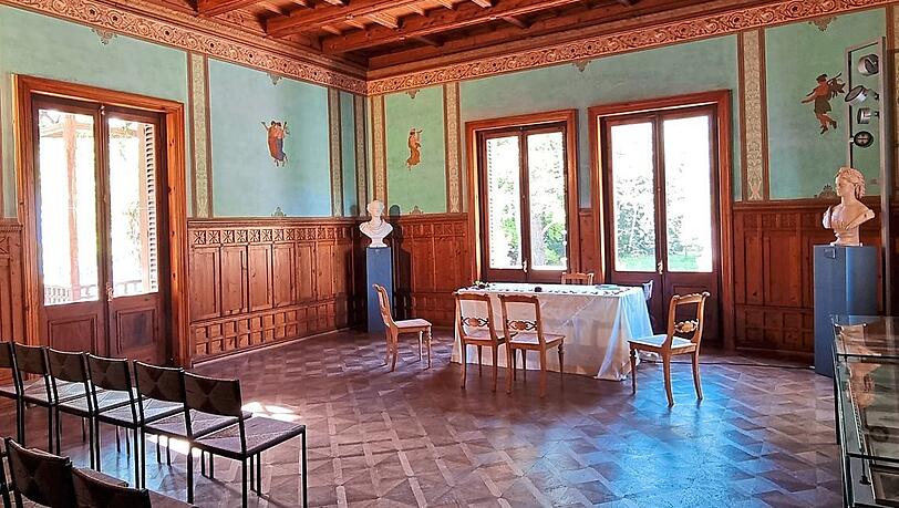 Der Gartensaal im Casino auf der Roseninsel. Erbaut hat die pompejanisch-bajuwarische Königsvilla der Vater des Kinis. Der Gartensaal im Casino auf der Roseninsel. Erbaut hat die pompejanisch-bajuwarische Königsvilla der Vater des Kinis.