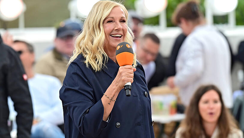 "Immer wieder sonntags" feiert 2025 sein 30-jähriges Jubiläum. Auch "ZDF-Fernsehgarten"-Moderatorin Andrea Kiewel hat allen Grund zur Freude.