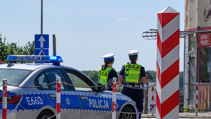 Polnische Polizistinnen stehen am deutsch-polnischen Grenzübergang Stadtbrücke zwischen Frankfurt (Oder) und Slubice.