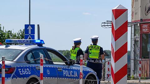 Polnische Polizistinnen stehen am deutsch-polnischen Grenzübergang Stadtbrücke zwischen Frankfurt (Oder) und Slubice.