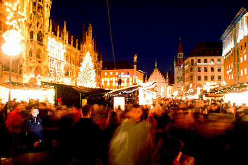 An den Wochenende ist am Münchner Christkindlmarkt kaum mehr ein Durchkommen möglich