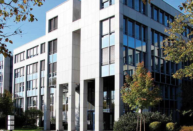 Die Firmenzentrale der &bdquo;Terrafinanz&ldquo; im Stefan-George Ring: Hier arbeiten über 50 Menschen am Erfolg des Unternehmens.