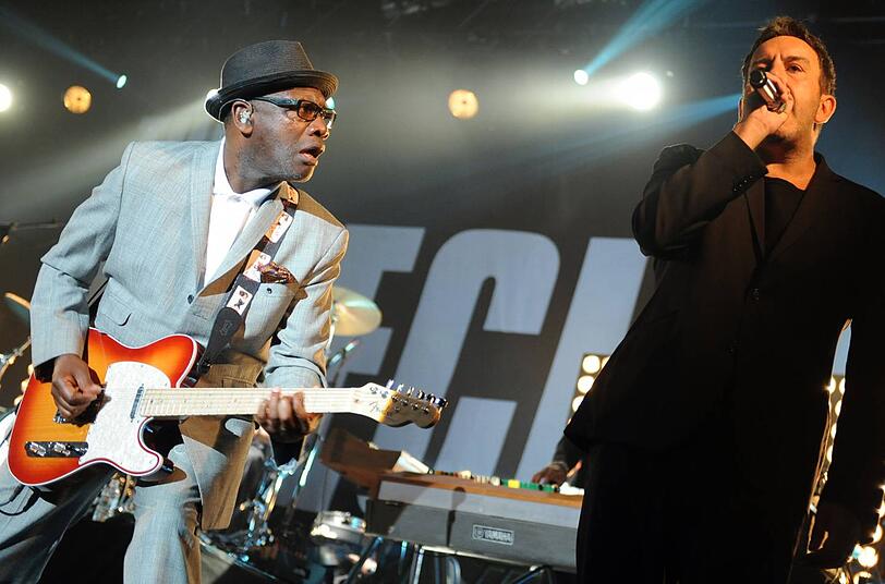 The Specials. "Ghost Town": Dieser Song landete 1981 an der Spitze der englischen Charts  - die Ska-Band The Specials beschreibt eine Geisterstadt &ndash; entvölkert durch rechte Gewalt und eine untätige Regierung, die die Jugend alleine lässt.
