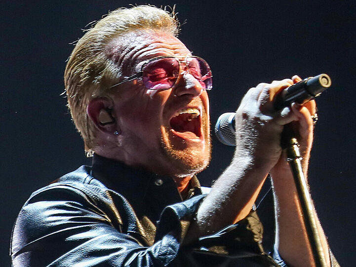 Bono bei einem U2-Konzert in Los Angeles