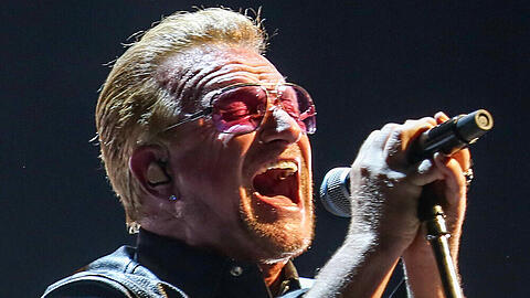 Bono bei einem U2-Konzert in Los Angeles