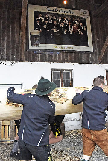 Die Triumph-Parade: Ein Bulldog samt Maibaum, zwei Feuerwehrfahrzeuge und über 30 Beteiligte marschieren am Freitag Abend in Buch ein.
