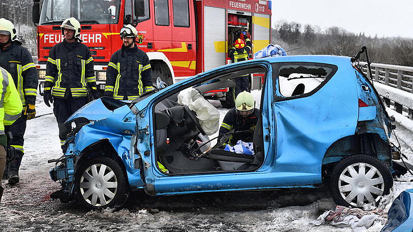Heftiger Unfall mit mehreren Verletzten bei Traunstein. Die Fahrer hatten bei Glatteis die Kontrolle verloren.